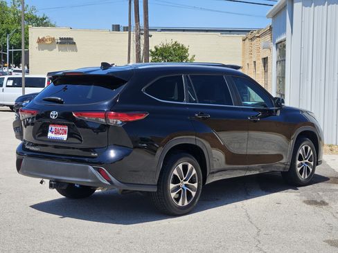 Used 2023 Toyota Highlander XLE FWD image 6