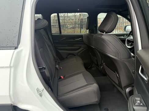 Used 2024 Jeep Grand Cherokee Laredo X image 13