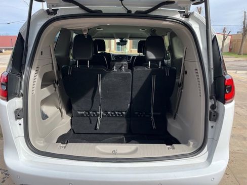Used 2024 Chrysler Pacifica Touring-L image 9