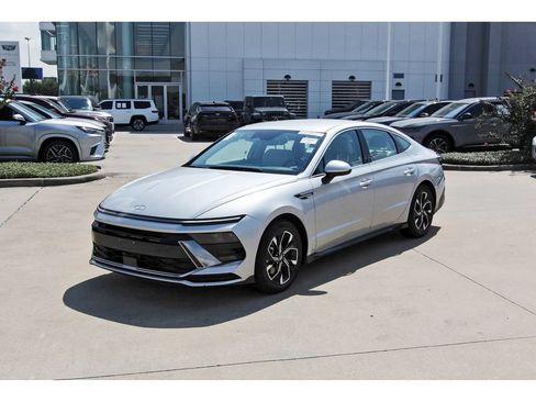 Used 2025 Hyundai Sonata SEL FWD image 2