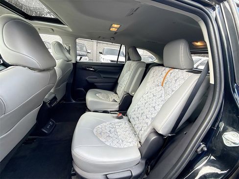 Used 2023 Toyota Highlander Bronze Edition image 27