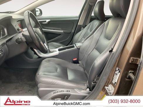 Used 2018 Volvo V60 T5 Cross Country image 9