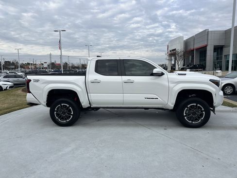 Certified 2025 Toyota Tacoma TRD Off-Road image 11