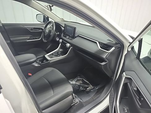 Used 2021 Toyota RAV4 LE AWD/4WD image 17