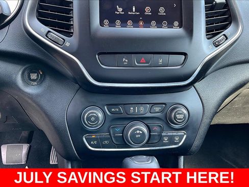 Used 2021 Jeep Cherokee Latitude Plus AWD/4WD image 19
