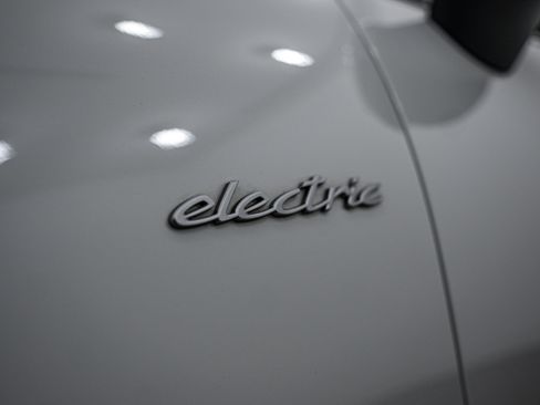 Certified 2025 Porsche Macan 4 Electric image 25