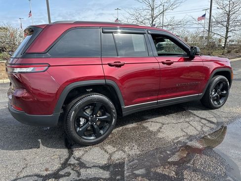 Used 2025 Jeep Grand Cherokee Limited w/ Black Appearance Package AWD/4WD image 15
