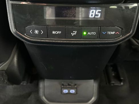 Used 2023 Toyota Highlander L image 16