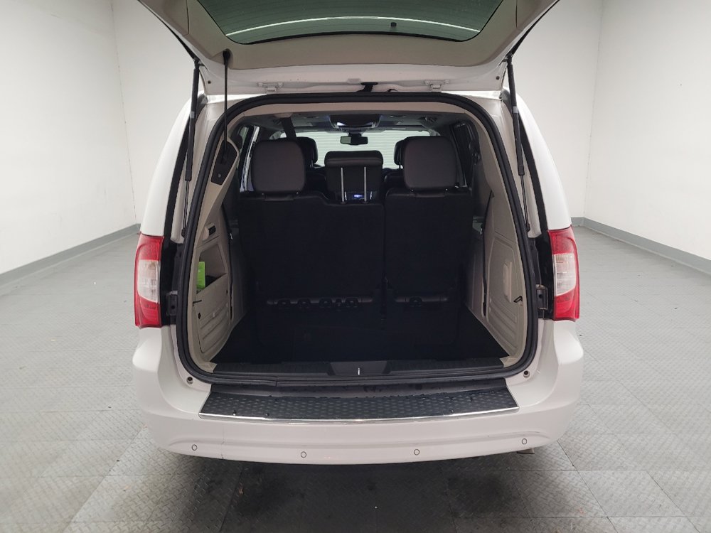 Used 2014 Chrysler Town & Country Touring-L FWD image 29