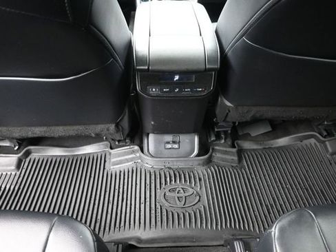 Used 2023 Toyota Highlander XLE AWD/4WD image 14