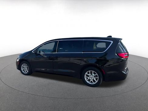 Used 2024 Chrysler Pacifica Touring-L FWD image 10