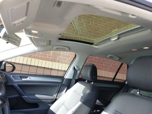 Used 2017 Volkswagen Golf SE image 34