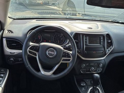 Used 2018 Jeep Cherokee Latitude w/ Cold Weather Group image 29