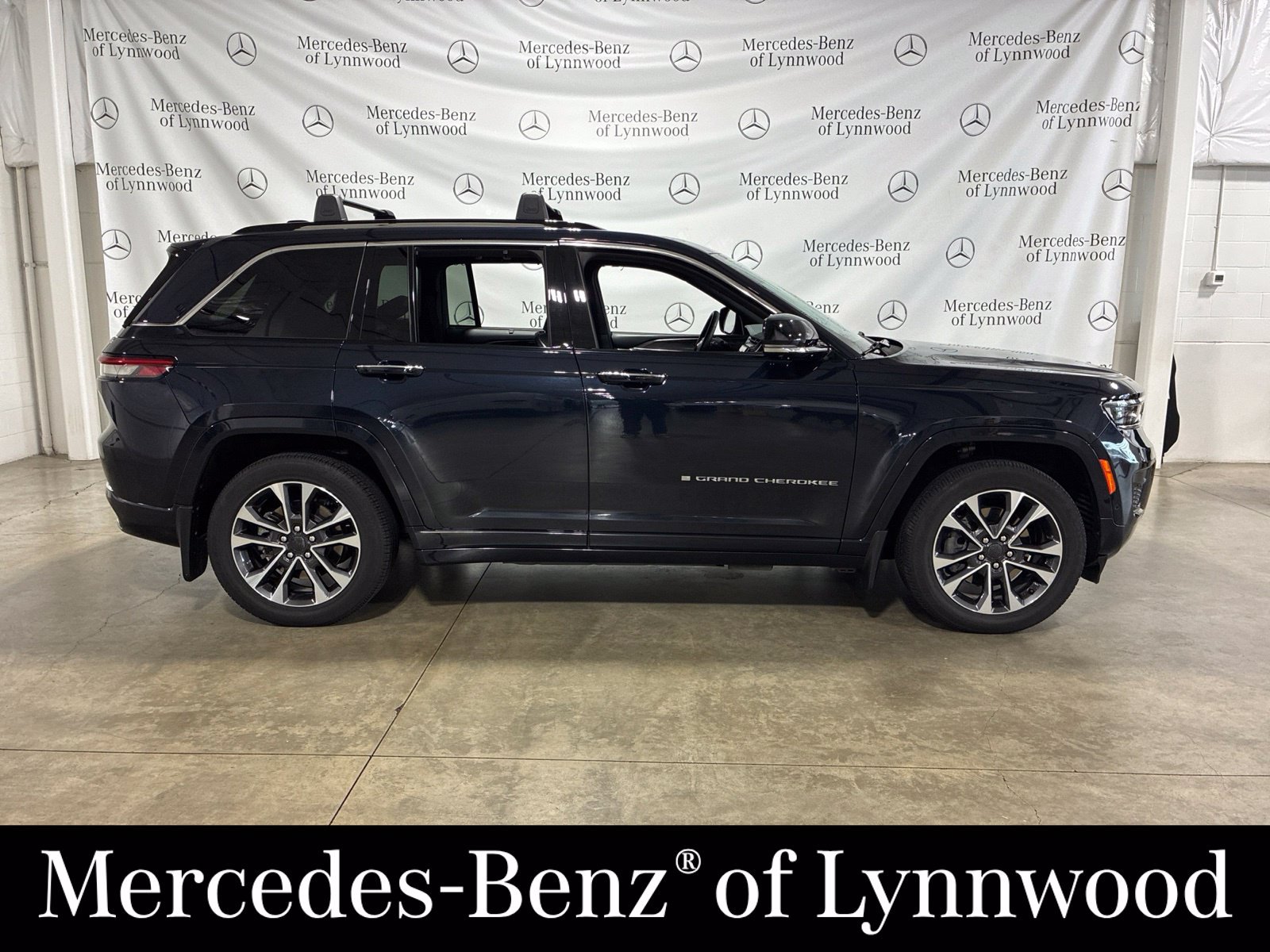 Used 2024 Jeep Grand Cherokee Overland w/ Advanced Protech Group III AWD/4WD image 2