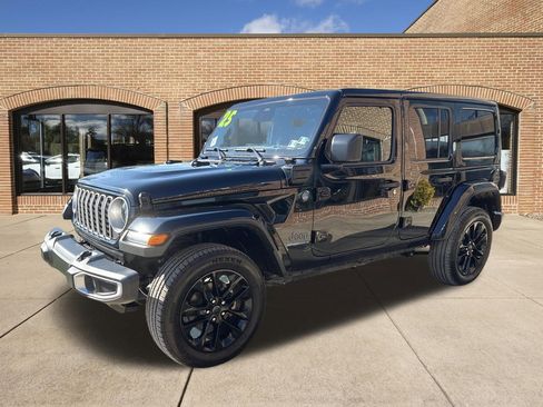Used 2025 Jeep Wrangler Unlimited Sahara AWD/4WD image 8