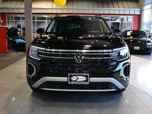 Used 2024 Volkswagen Atlas Peak Edition SE image 2