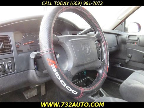 Used 2004 Dodge Dakota SXT 2dr Club Cab Rwd SB w/ Tire & Handling Group image 19