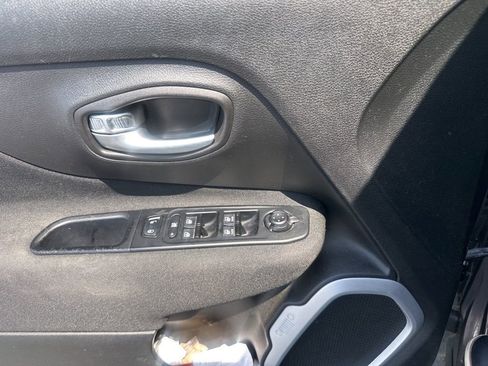 Used 2020 Jeep Renegade Latitude FWD image 5