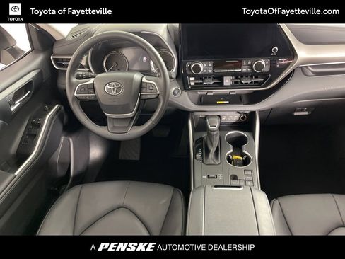 Certified 2025 Toyota Highlander XLE image 5
