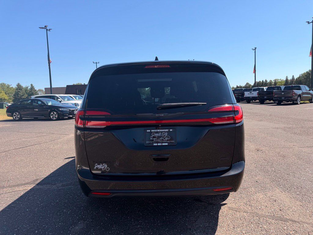 Used 2021 Chrysler Pacifica Touring-L w/ Uconnect Theater Family Group AWD/4WD image 6