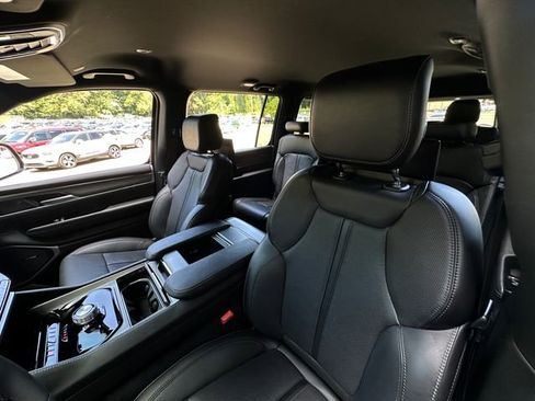 Used 2025 Jeep Wagoneer Series II image 11