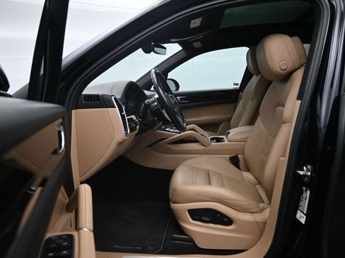 Used 2023 Porsche Cayenne AWD/4WD image 21