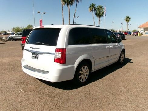 Used 2016 Chrysler Town & Country Touring FWD image 7