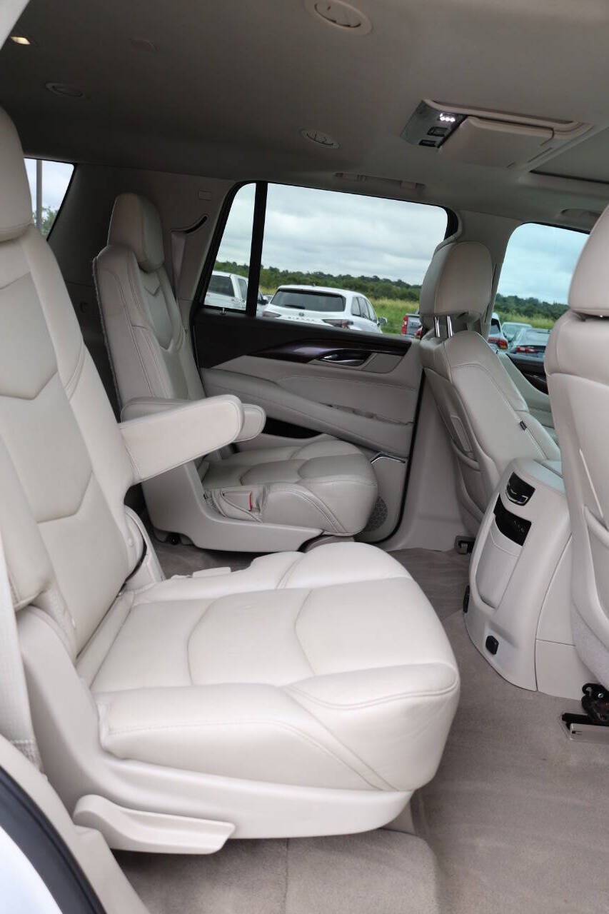 Used 2017 Cadillac Escalade Premium Luxury AWD/4WD image 16