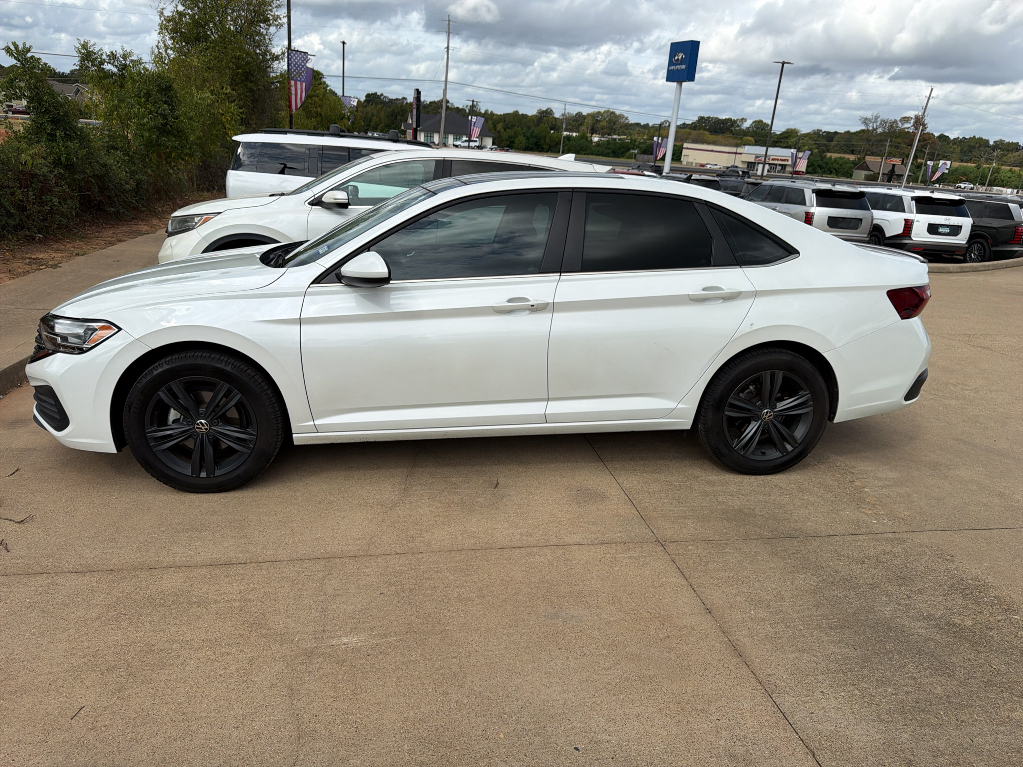 Used 2023 Volkswagen Jetta SE w/ Panoramic Sunroof Package FWD image 2