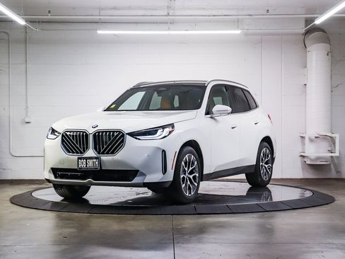 Used 2025 BMW X3 xDrive30i w/ Convenience Package AWD/4WD image 3