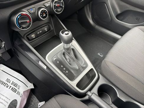 Certified 2025 Hyundai Venue SE image 27