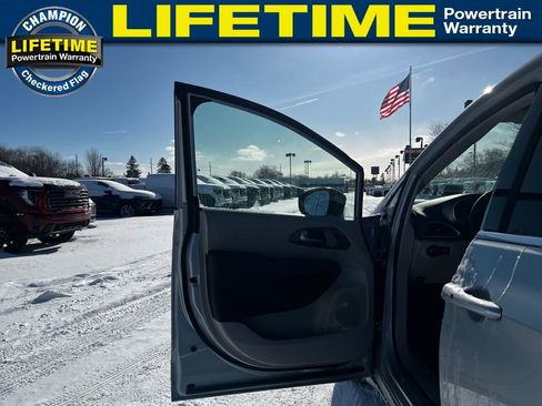 Used 2024 Chrysler Pacifica Touring-L image 20