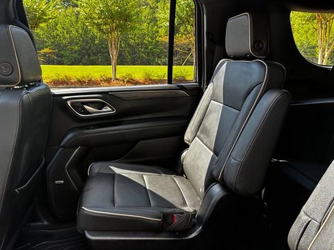 Used 2023 GMC Yukon XL SLT w/ SLT Premium Package RWD image 13