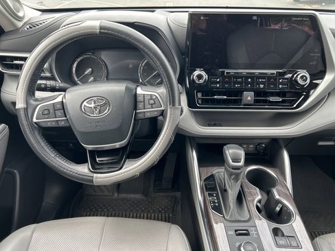 Certified 2022 Toyota Highlander Platinum image 9