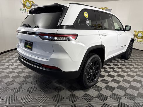 New 2025 Jeep Grand Cherokee Altitude image 7