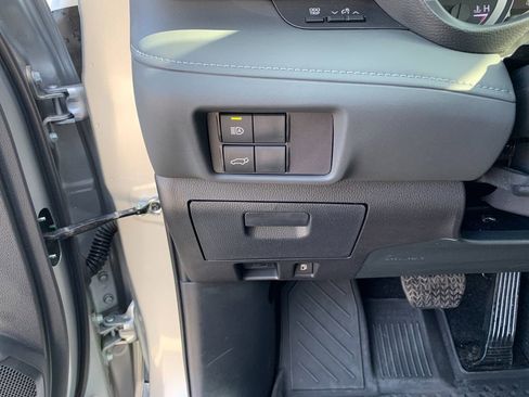 Used 2024 Toyota Highlander XLE image 35