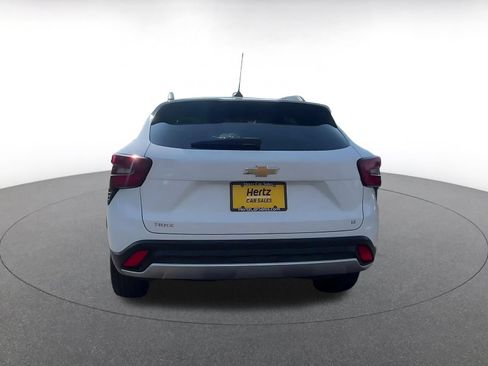 Used 2025 Chevrolet Trax LT w/ LT Convenience Package FWD image 12