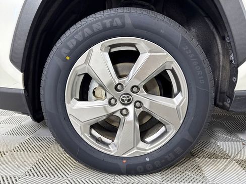 Used 2021 Toyota RAV4 XLE Premium image 18