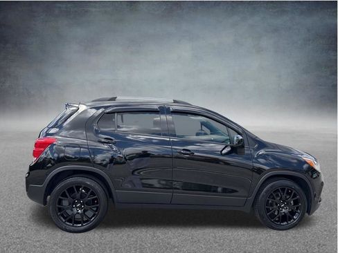 Used 2022 Chevrolet Trax LT w/ Midnight Edition FWD image 6
