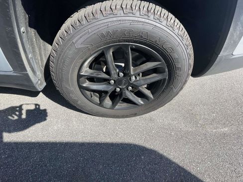 Used 2021 Jeep Grand Cherokee L Laredo w/ Luxury Tech Group I image 9