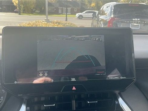 Used 2022 Toyota Venza XLE image 27