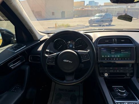 Used 2019 Jaguar F-PACE Premium image 22