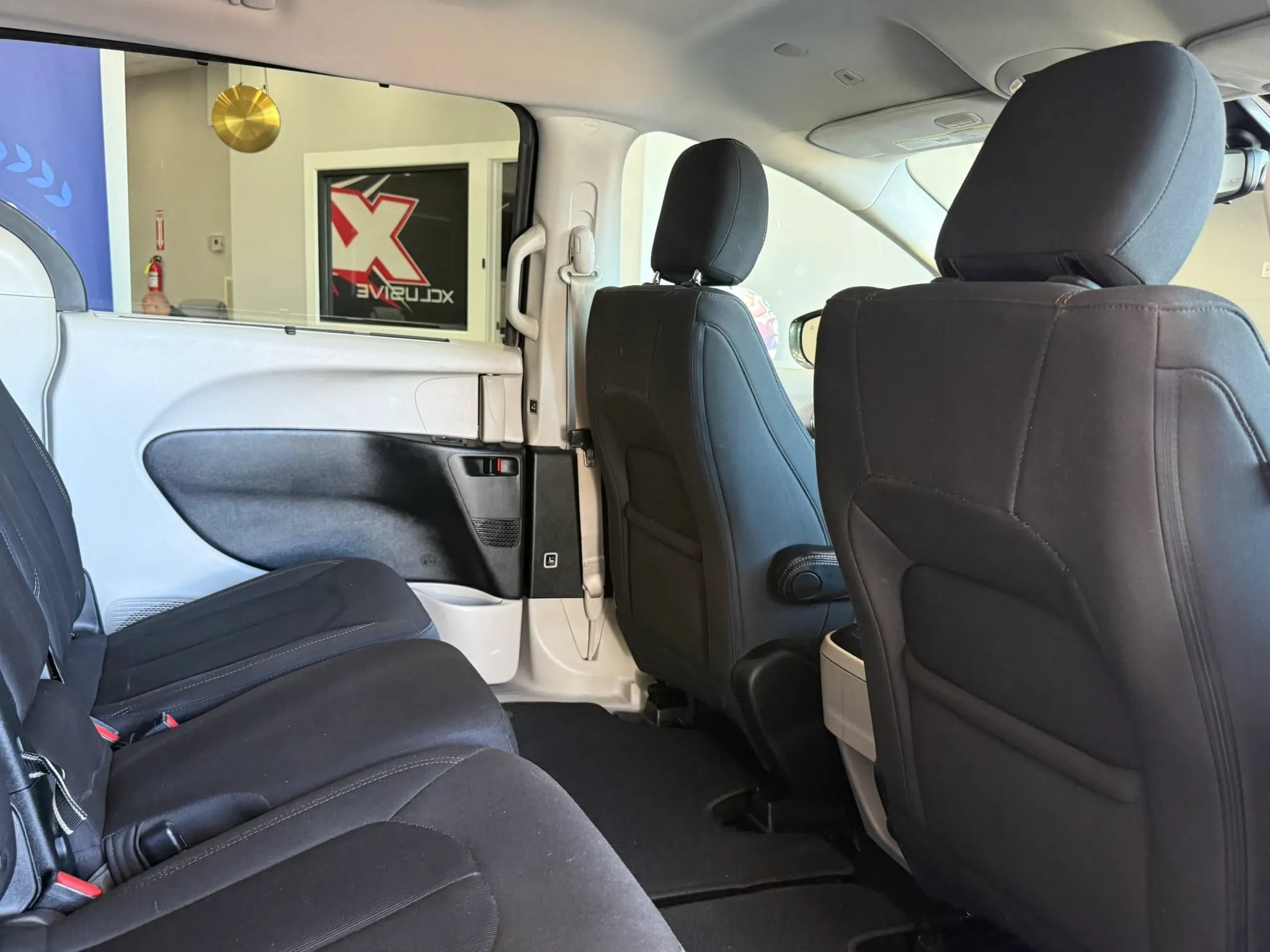 Used 2018 Chrysler Pacifica Touring Plus w/ Tire & Wheel Group FWD image 33