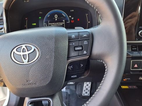 Used 2025 Toyota Camry SE FWD image 17