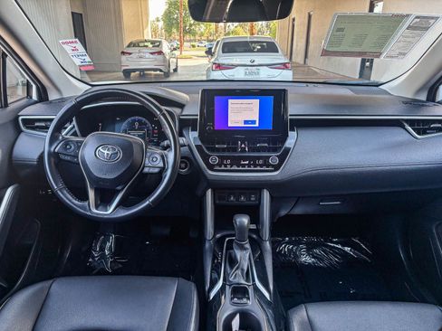Used 2023 Toyota Corolla Cross XLE w/ Convenience Package FWD image 16