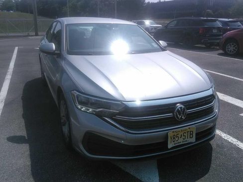 Used 2024 Volkswagen Jetta SE FWD image 1