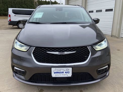 Used 2023 Chrysler Pacifica Touring-L image 3