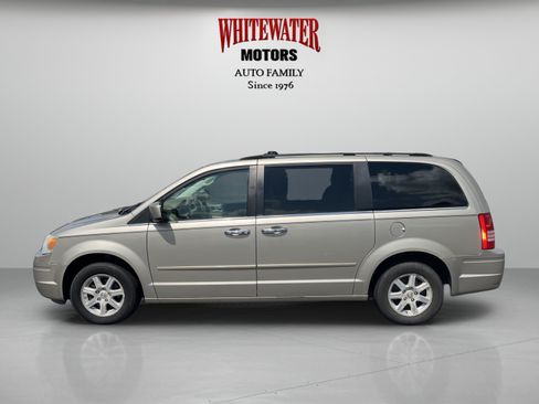 Used 2008 Chrysler Town & Country Touring FWD image 2