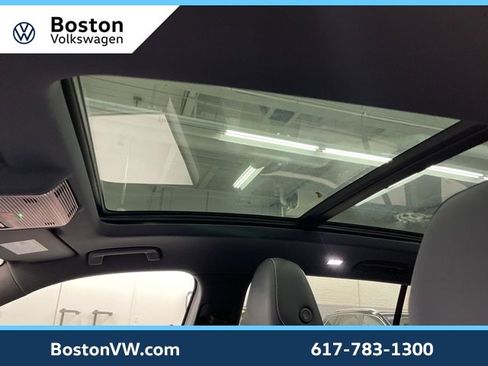 New 2025 Volkswagen Tiguan SE R-Line image 25