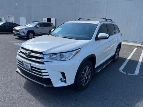Used 2019 Toyota Highlander XLE w/ Carpet Mat Package (TMS) FWD image 1